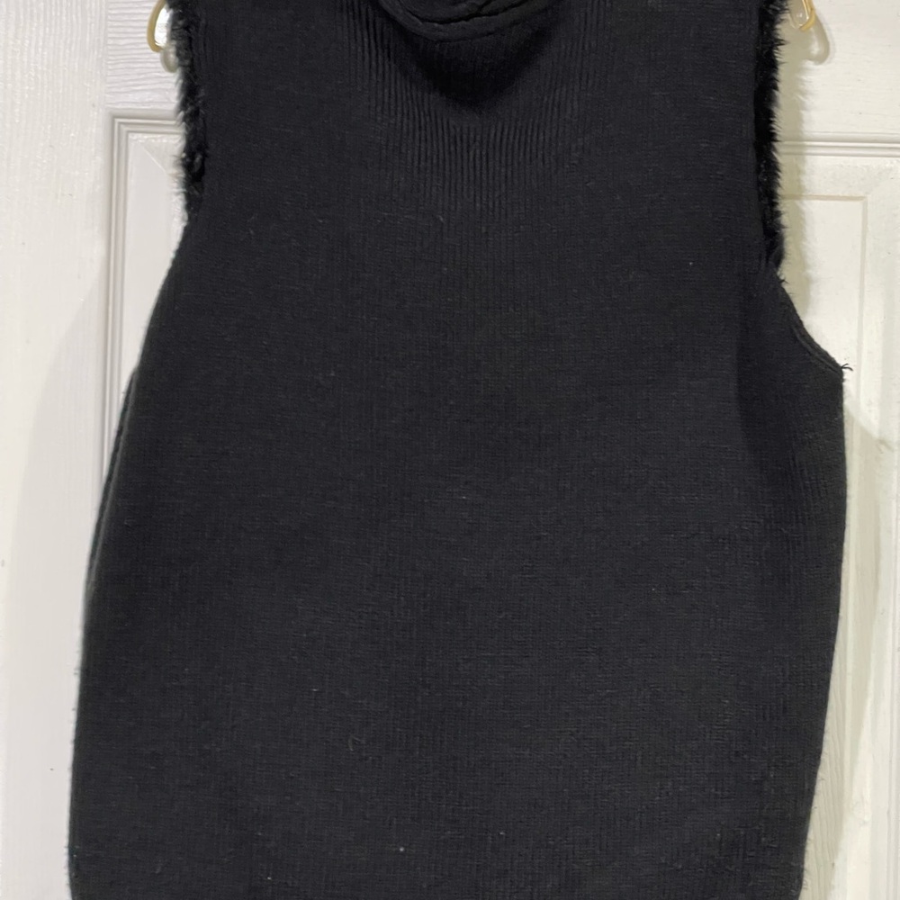 Vest - Picture 2 of 7